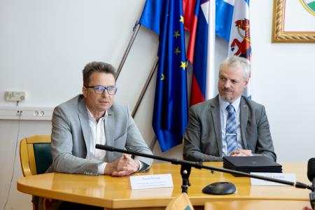 MINISTER VRTOVEC PODPIS POGODBE PIVKA 19.4.2022 - Valter Leban-8596